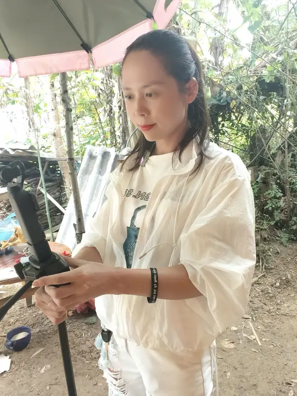 Nhật đang cầm máy quay phim tại hiện trường