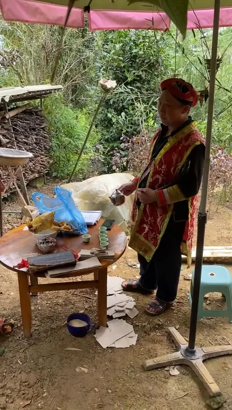 Thầy Chảo Vần Siệu đang chủ trì lễ Bắc Cầu